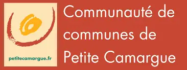 Bannière de la Communauté de Communes de Petite Camargue avec un logo circulaire rouge et jaune à gauche et le texte "Communauté de communes de Petite Camargue" à droite sur fond rouge.