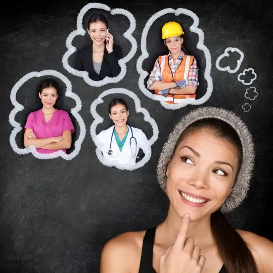 Jeune femme souriante portant un bonnet réfléchit à diverses options de carrière, avec des images en bulles de pensée représentant des professions comme médecin, infirmière, ingénieur en construction et femme d'affaires.