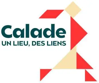 Logo de Calade avec des formes géométriques rouges et beige formant une silhouette, accompagné du texte "Calade - Un Lieu, Des Liens" en vert sur fond blanc.