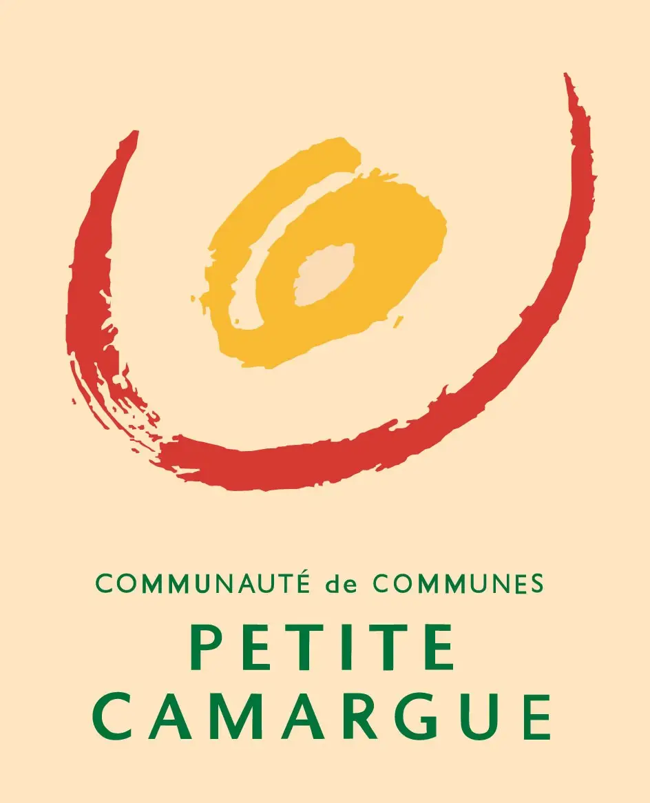 Logo de la Communauté de Communes Petite Camargue, présentant un motif circulaire rouge et jaune sur fond beige, avec le texte "Communauté de Communes Petite Camargue" en vert.