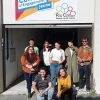 Un groupe de jeunes, hommes et femmes, souriants devant une bannière indiquant "Contrat d'Engagement Jeune" et "Mission Locale Jeunes Petite Camargue".